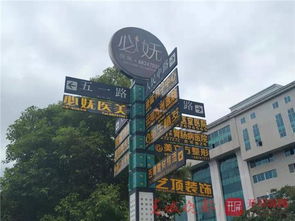 昆明路牌變廣告牌？市民游客齊呼“辣眼睛”，城市“門面”該治治了